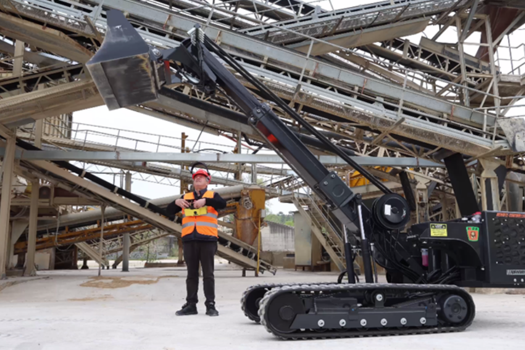 Robot industri MDB beroperasi di area pertambangan