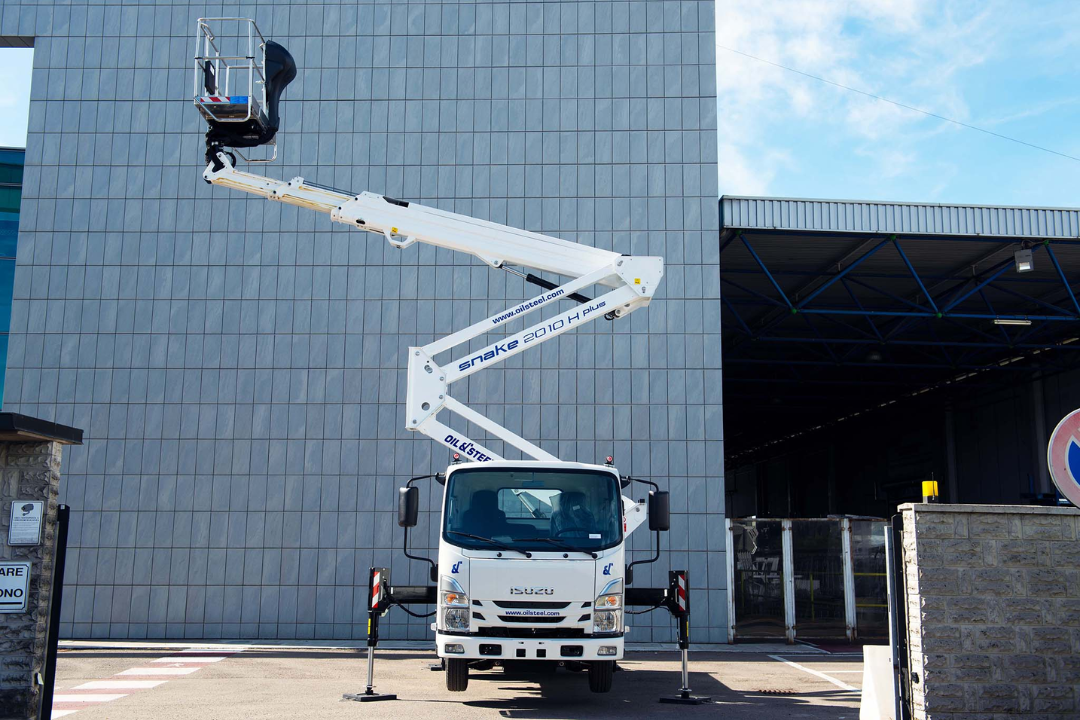 Aerial working platform Oil&Steel digunakan untuk pekerjaan di ketinggian