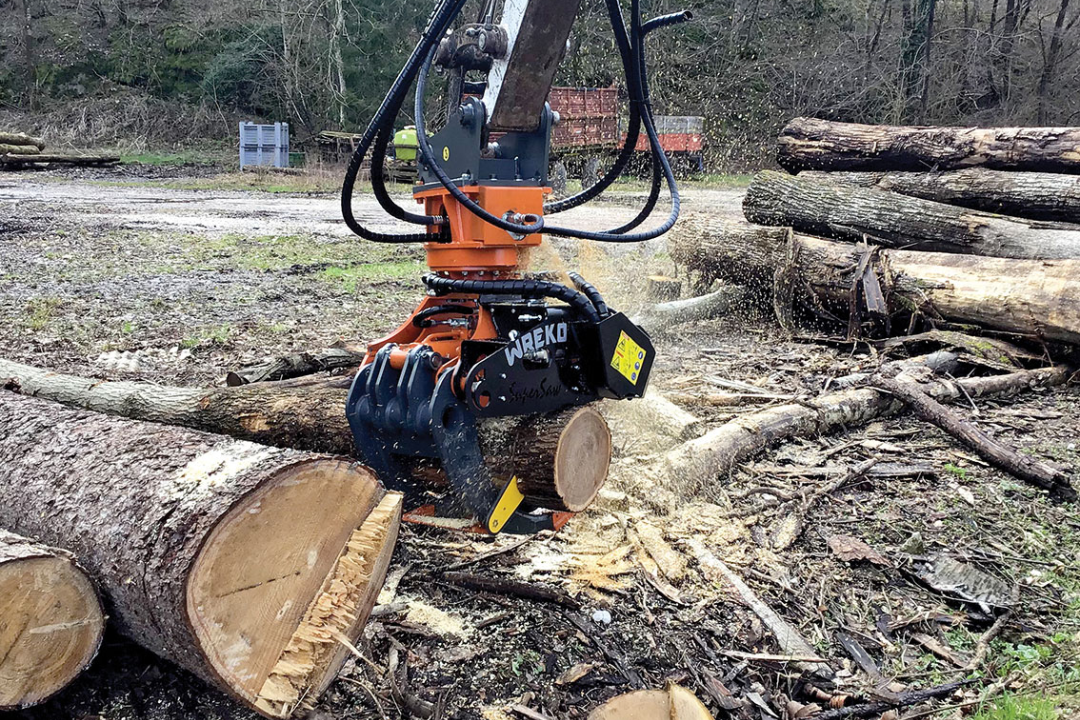 Attachment forestry Wreko terpasang di excavator untuk penebangan pohon