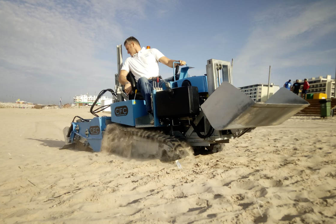 Mesin pembersih pasir pantai CFC beroperasi di tepi pantai