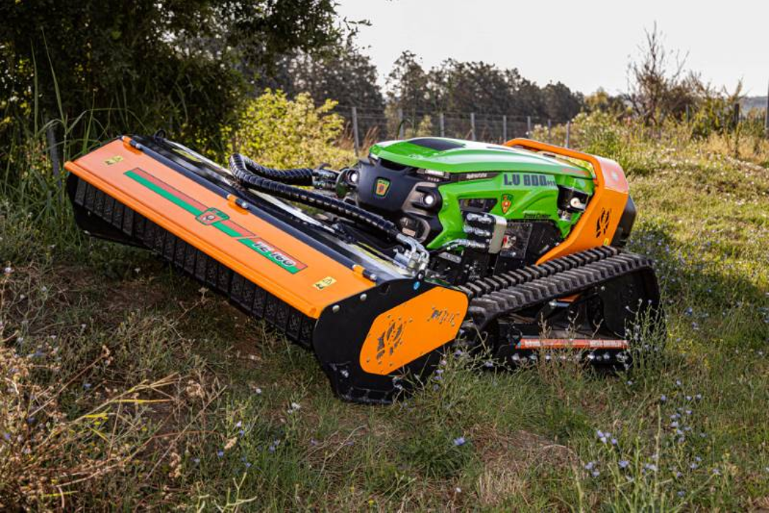 Robot MDB membersihkan lahan ekstrem dengan vegetasi lebat