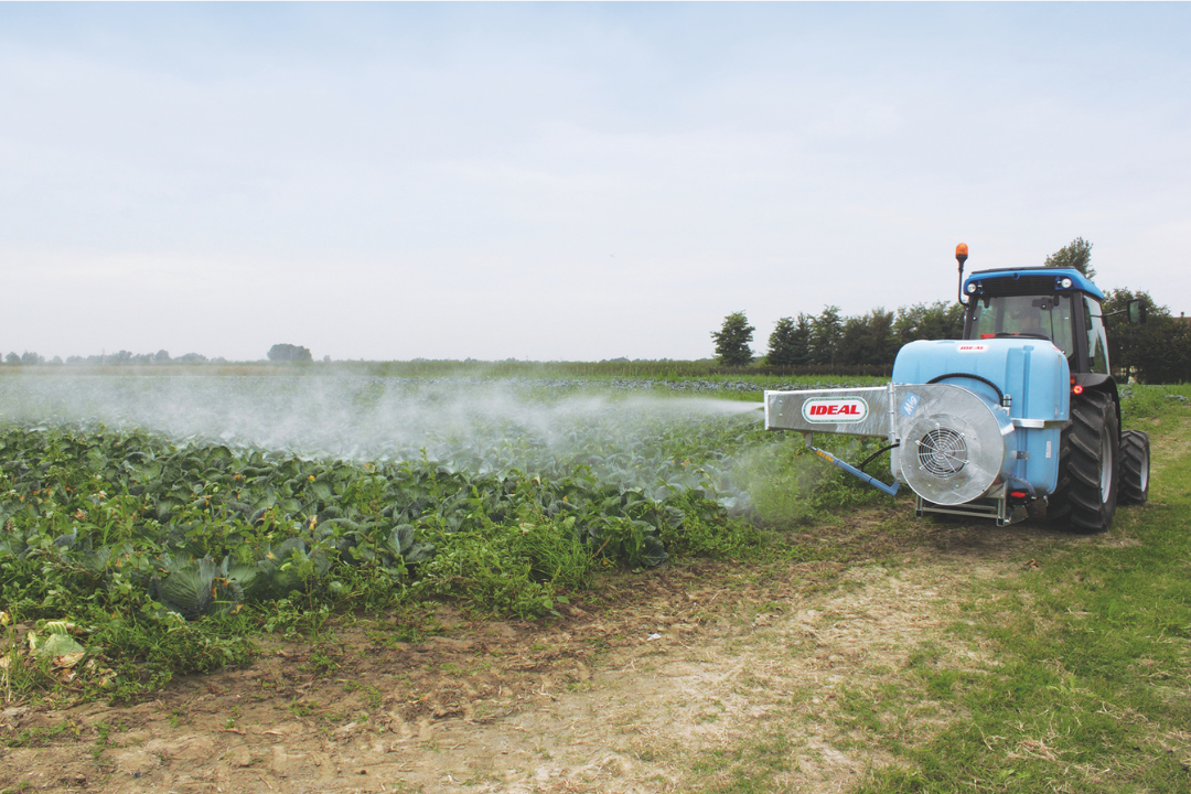 Sprayer pertanian profesional IDEAL Italy menyemprot lahan pertanian luas